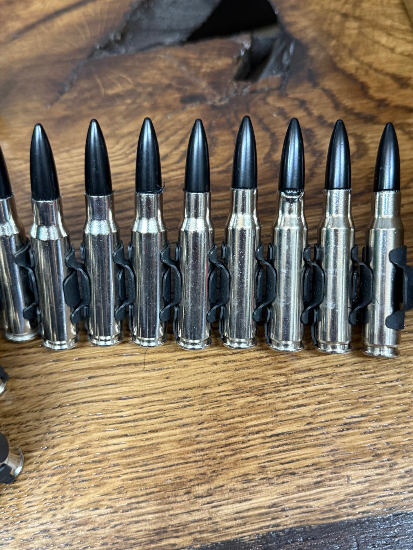 Svart skinnbälte med silverfärgade nitar och metallspänne, Hellgate Bullet Belt full silver black tip.