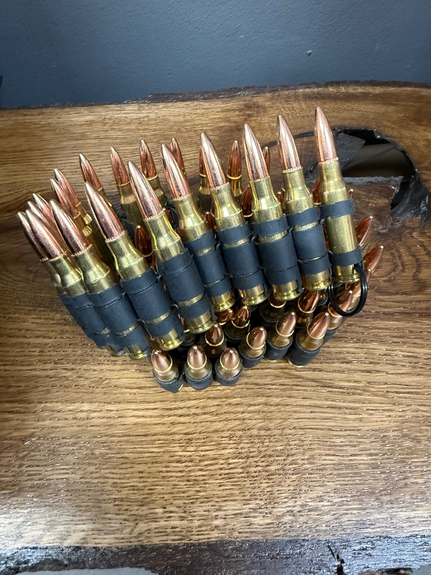 Brun metallbälte i skinn med nitar och spänne, Hellgate Bullet Belt FULL, stilfullt tillbehör för rockiga outfits