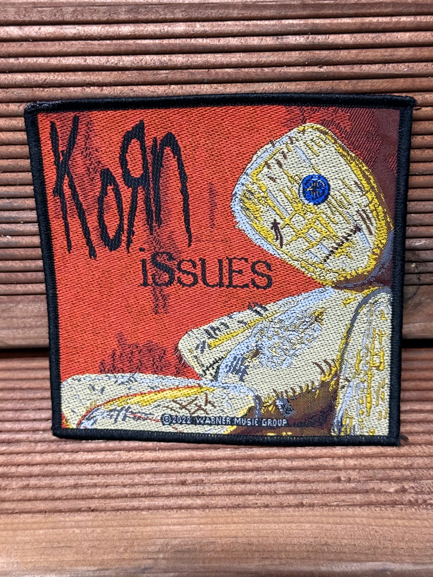 Korn-Issues patches från Hellgate, svarta tygpatchar med bandets namn och logotyp för klädstilar.