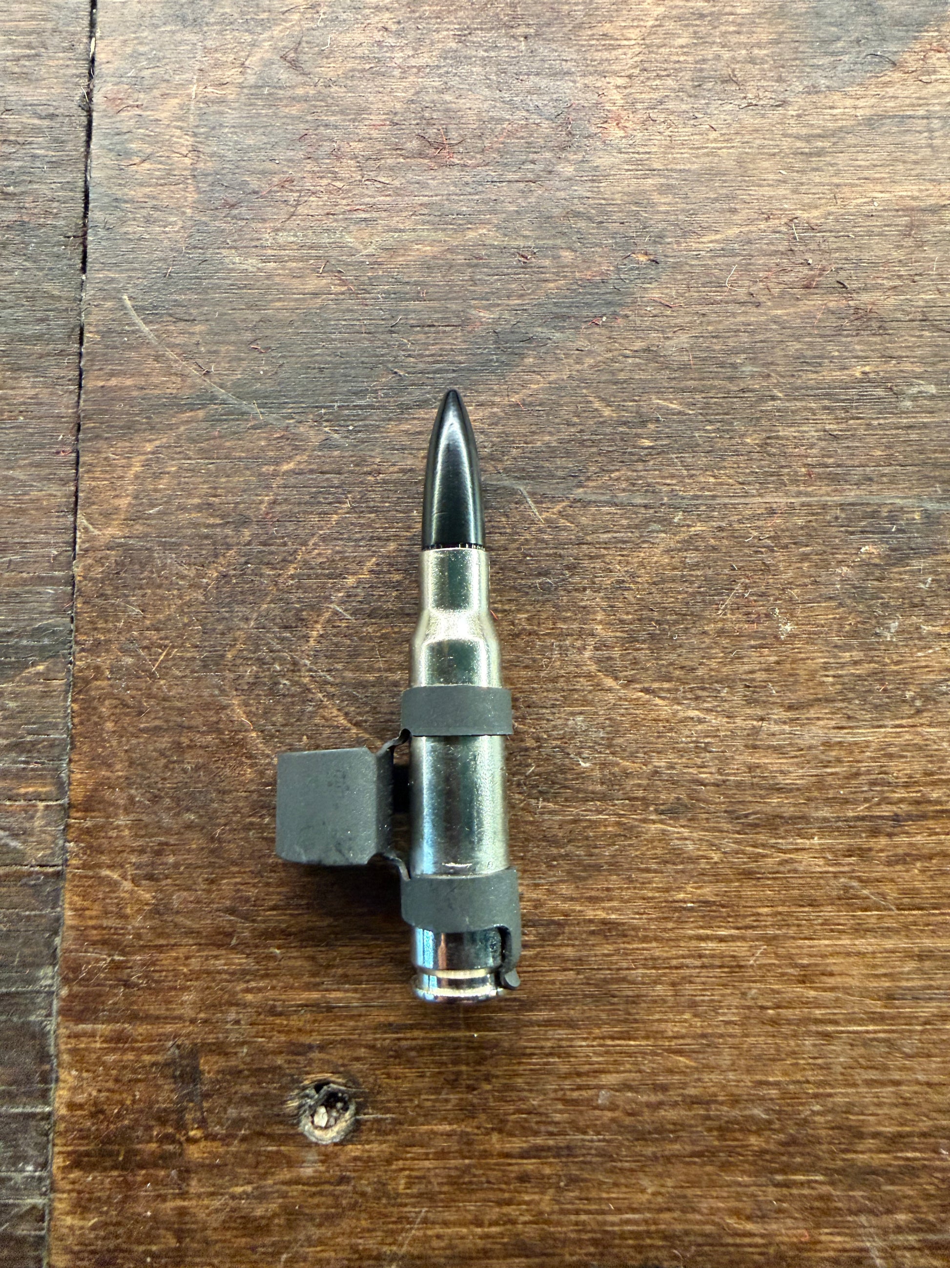 SILVER bältesdetalj med svart spets från Hellgate, extra blysladd för bälten, nära vy av metall och lädermaterial.